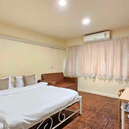 W District Guesthouse Бангкок Экстерьер фото
