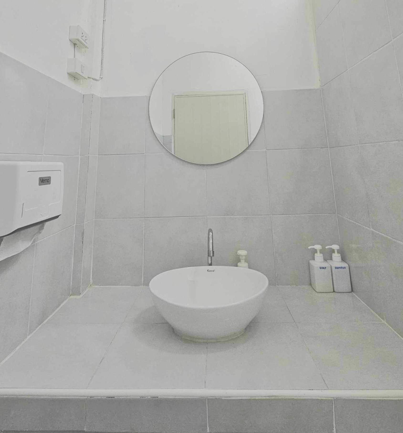W District Guesthouse Бангкок Экстерьер фото