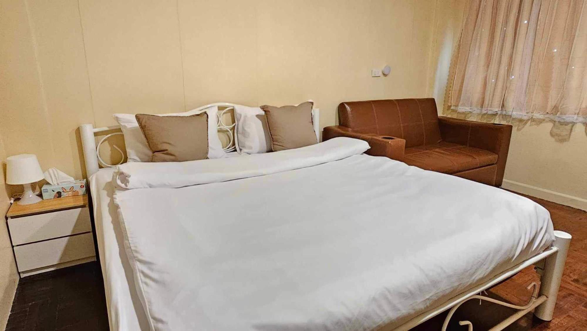 W District Guesthouse Бангкок Экстерьер фото