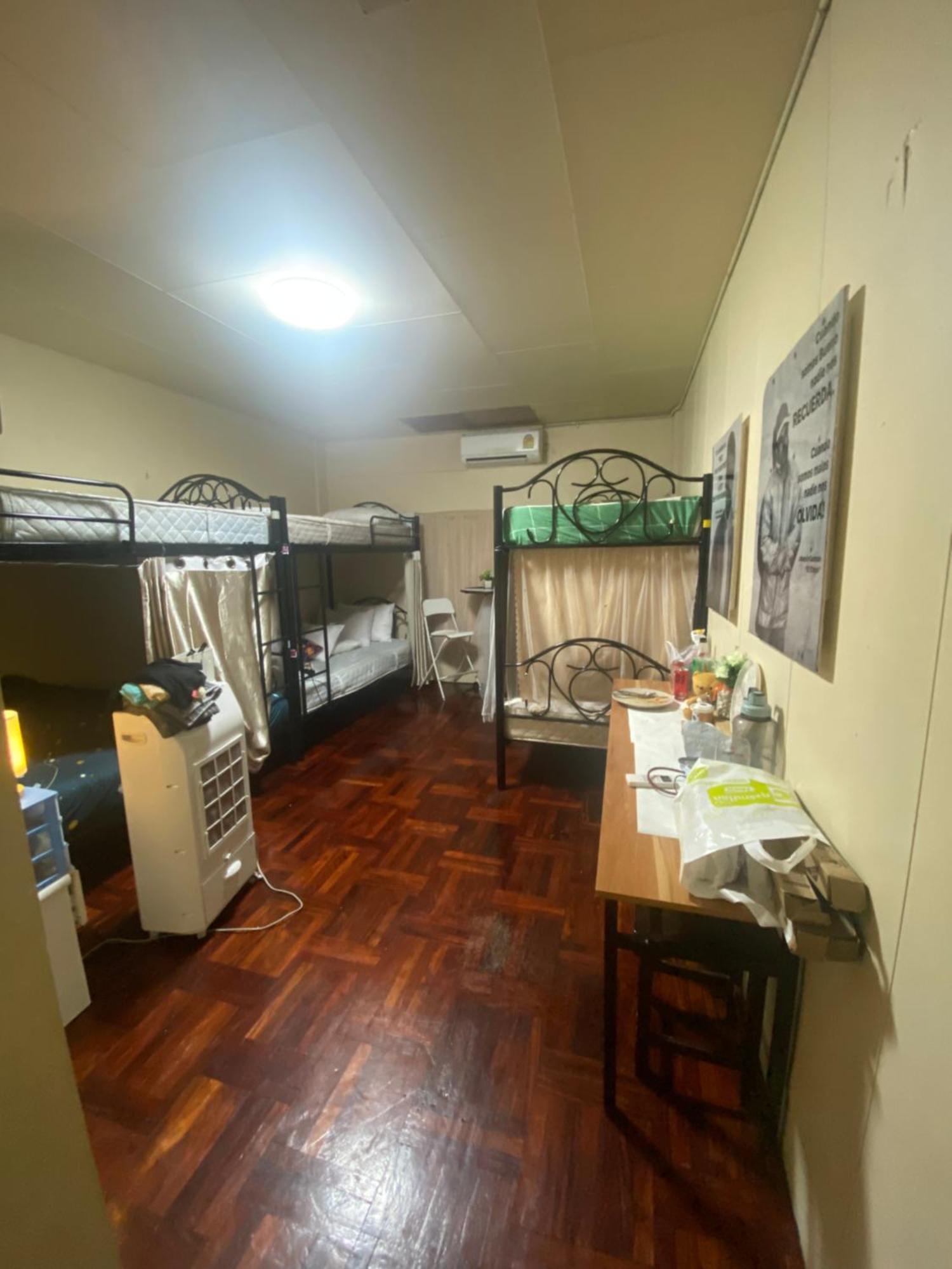 W District Guesthouse Бангкок Экстерьер фото